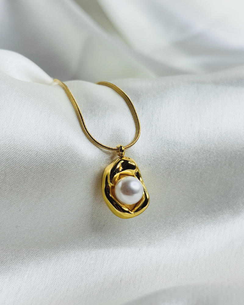 Swirled Pearl Necklace